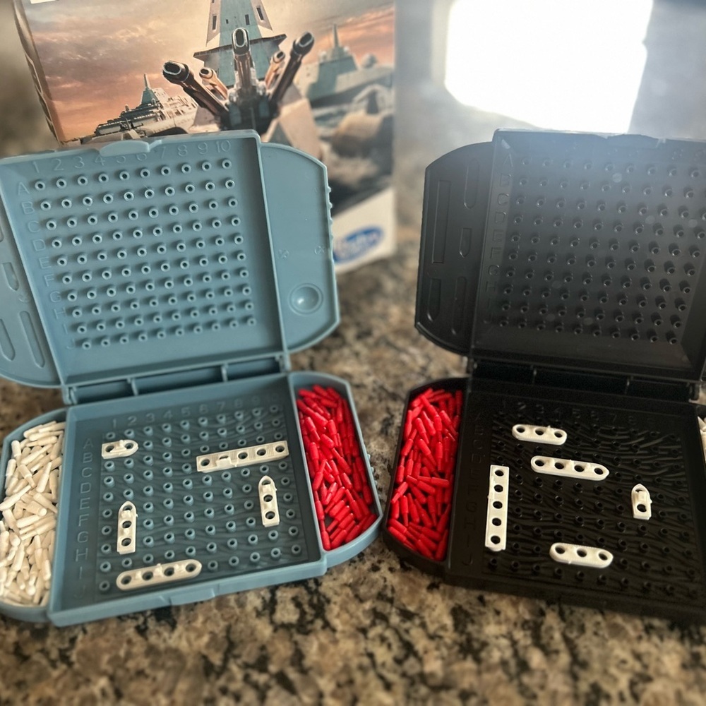 Hasbro Gaming Battleship Small Grab & Go Game - Blue and White - Picture 4 of 5